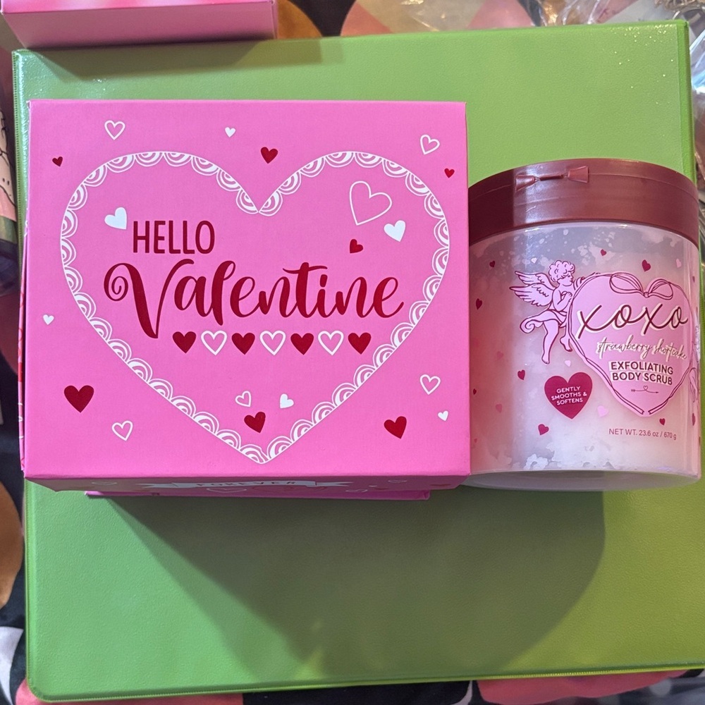 XOXO Exfoliating Body Scrub - Strawberry Shortcake 23.6 oz jar